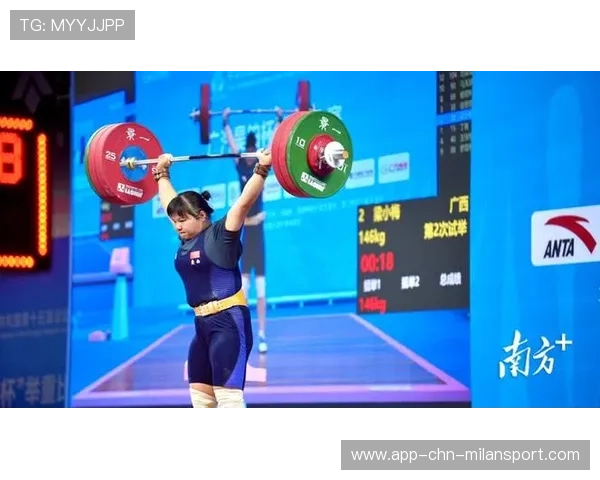举重女子组队员呐喊震得灯都闪
