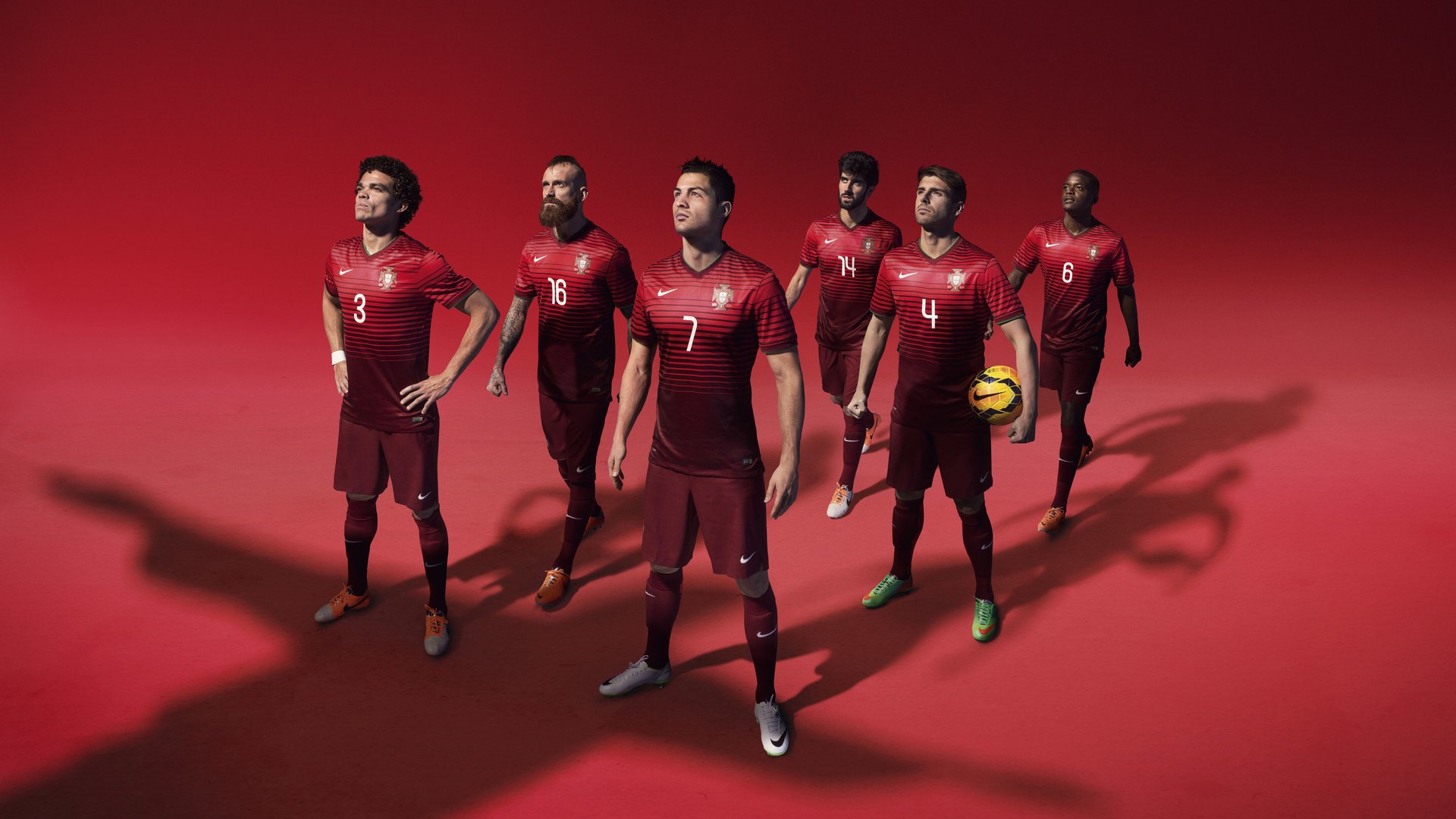 中锋与边锋配合默契，战术执行明确，中锋对位